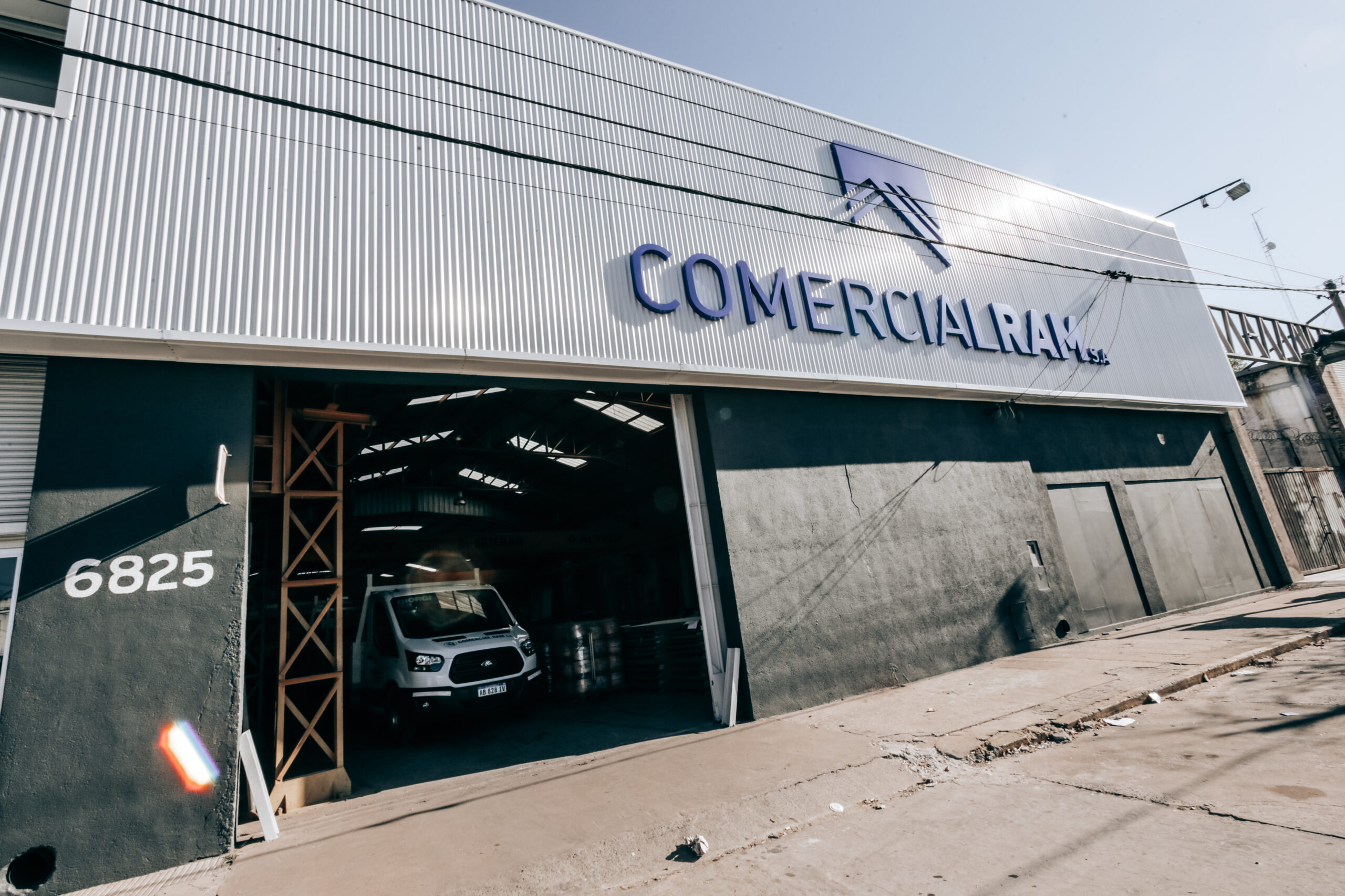 Planta de Comercial RAM con stock de chapas y puente grúa