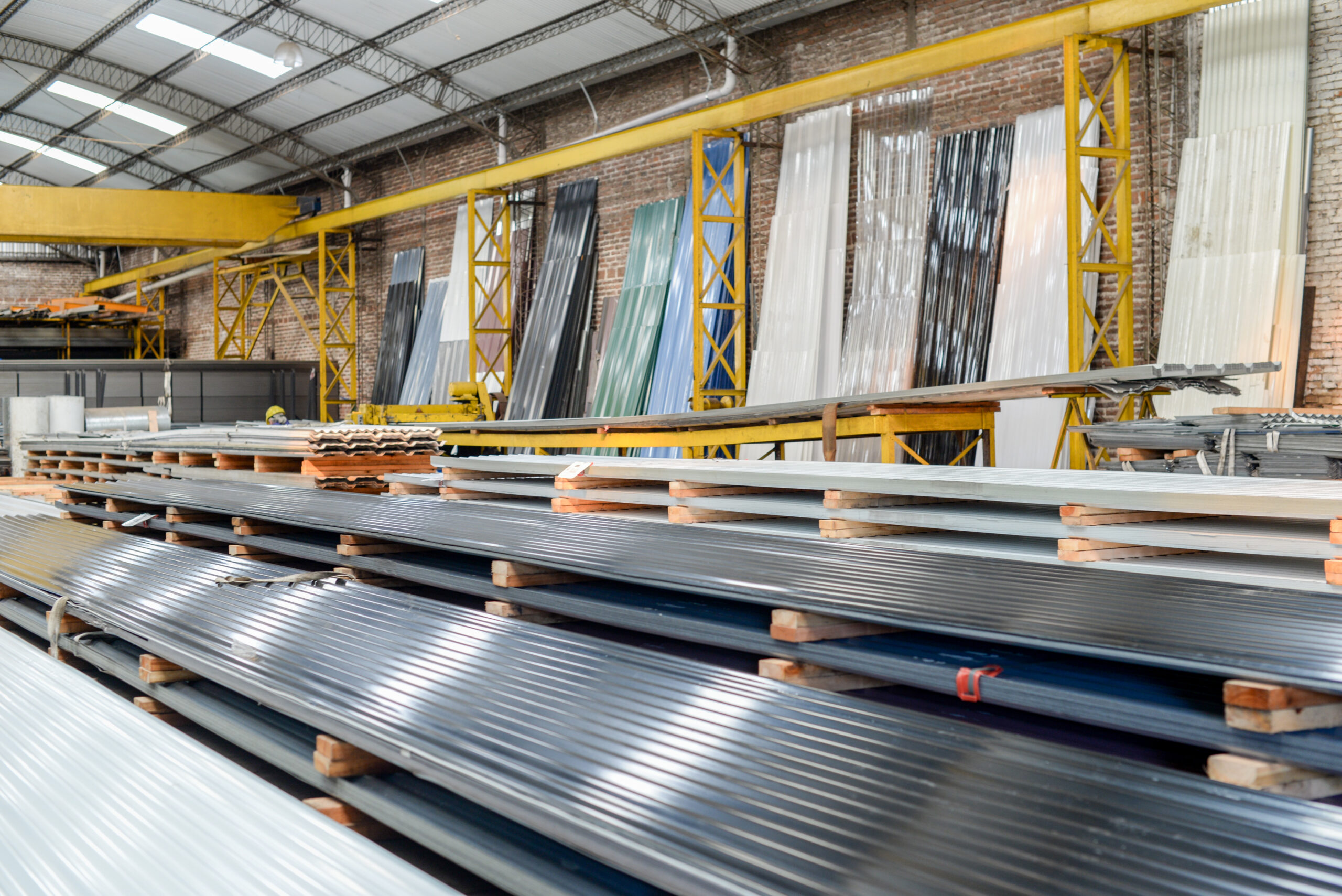 Stock de chapas y materiales en la planta de Comercial RAM
